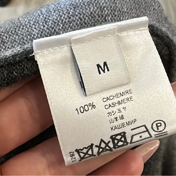 GIVENCHY Paris Grey Cashmere Zipper Cardigan Sweater NWOT Medium 8-10 HOST PICK - Picture 6 of 8